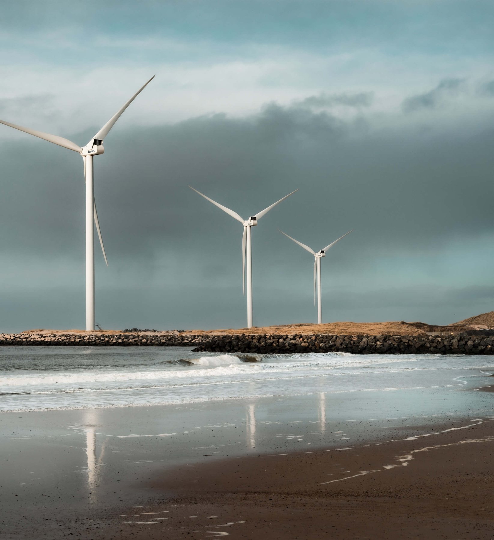 alvac-industry-wind-turbines-near-water