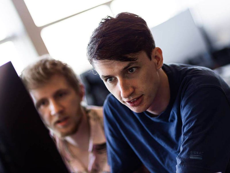 To cloud-udviklere kigger på en computerskræm